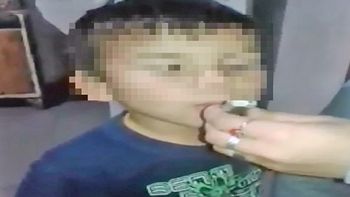 Una madre le dio de fumar marihuana su hijo Una madre le dio de fumar marihuana su hijo