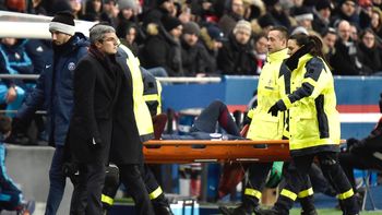 El dolor del brasileño mientras era retirado en camilla El dolor del brasileño mientras era retirado en camilla