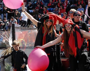Santa Fe prohíbe ingresar con agua a la cancha pese al calor