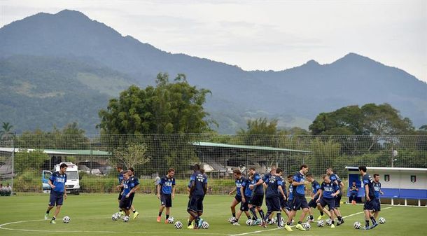 Un misterioso submarino pone en vilo la concentración italiana
