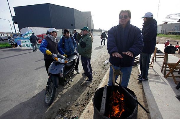 Los fileteros mantienen el corte sobre Ruta 2