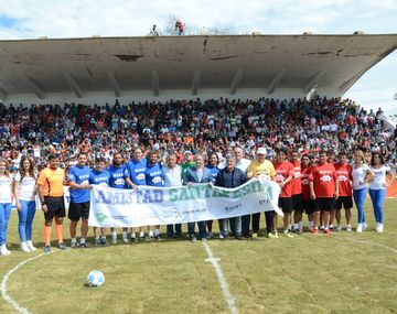 Los equipos y Eduardo Vega (presidente de Colón), Carlos Felice, Luis Spahn (presidente de Unión)
