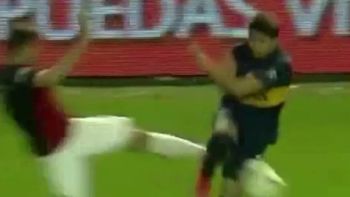 criminal: mira la tremenda patada de yepes que solo fue amarilla criminal: mira la tremenda patada de yepes que solo fue amarilla