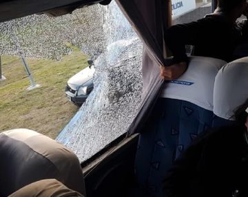 Hirieron de un piedrazo a una mujer que iba en un micro en la Buenos AIres - La Plata