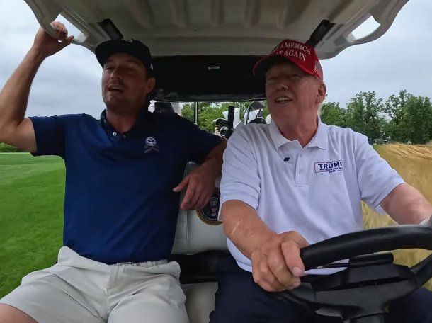 Donald Trump jugando al golf en plena campaña