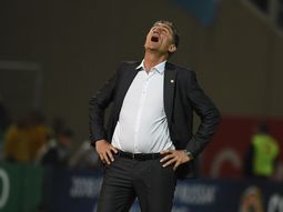 Edgardo Bauza, indignado por la derrota de Argentina ante Paraguay