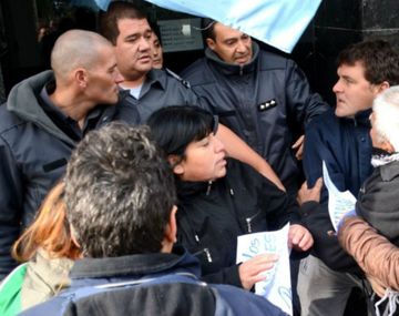 Los familiares de la víctima protestaron la decisión del juez