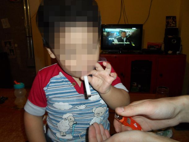 Una joven le da cigarrillos a su pequeño hijo y comparte las imágenes en Facebook