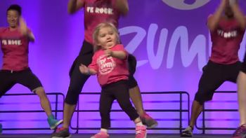 tiene 5 anos, una particular enfermedad y es furor bailando zumba tiene 5 anos, una particular enfermedad y es furor bailando zumba