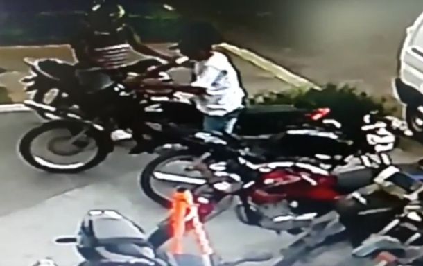 Estacionó su moto y se fue a jugar al fútbol: en menos de un minuto se la robaron
