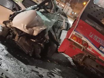 Dos jóvenes murieron en el acto tras embestir a un colectivo