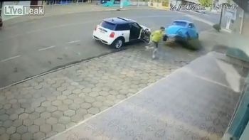 se salvo de milagro: no fue atropellado por un vehiculo fuera de control por un pelo se salvo de milagro: no fue atropellado por un vehiculo fuera de control por un pelo