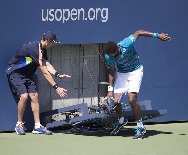 Se salvó de milagro: a Gael Monfils casi se le cae un reloj encima