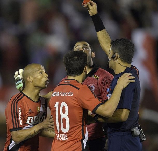 La expulsión de Carlos Sánchez en 2015 que puso a Independiente 3 a 0 ante el Santos