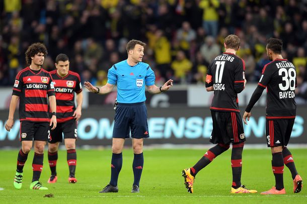 La insólita decisión de un árbitro: Se enojó con un técnico y se fue de la cancha