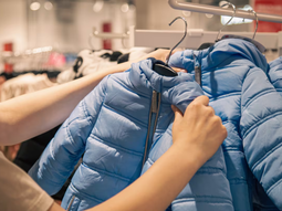 El supermercado que vende buzos con descuentos. El supermercado que vende buzos con descuentos.