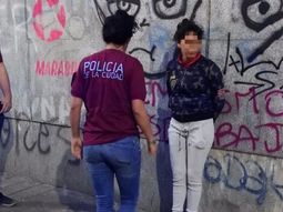 Dos chicas quemaron por despecho a una pareja en una estación del subte