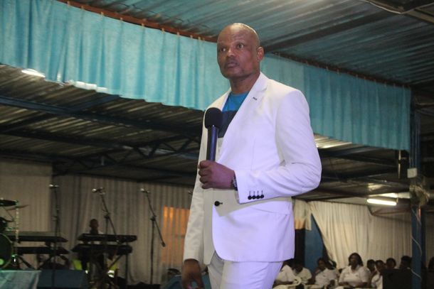 Pastor Zendile Andries November del Ministerio Fe Victoriosa 