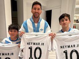 el regalo especial de neymar para lionel messi y sus hijos que emociono al mundo del futbol el regalo especial de neymar para lionel messi y sus hijos que emociono al mundo del futbol