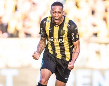 Peñarol le ganó el clásico a Nacional y se mantuvo como líder del torneo