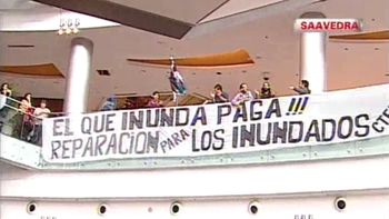 realizan una protesta adentro del dot por las inundaciones realizan una protesta adentro del dot por las inundaciones