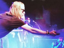 mi pobre angelito se subio a un escenario a cantar y lo bajaron a botellazos mi pobre angelito se subio a un escenario a cantar y lo bajaron a botellazos