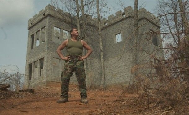 Una familia construye un castillo para sobrevivir al fin del mundo