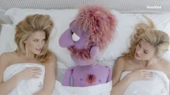 bar refaeli, censurada en israel por propasarse con un titere en una publicidad bar refaeli, censurada en israel por propasarse con un titere en una publicidad