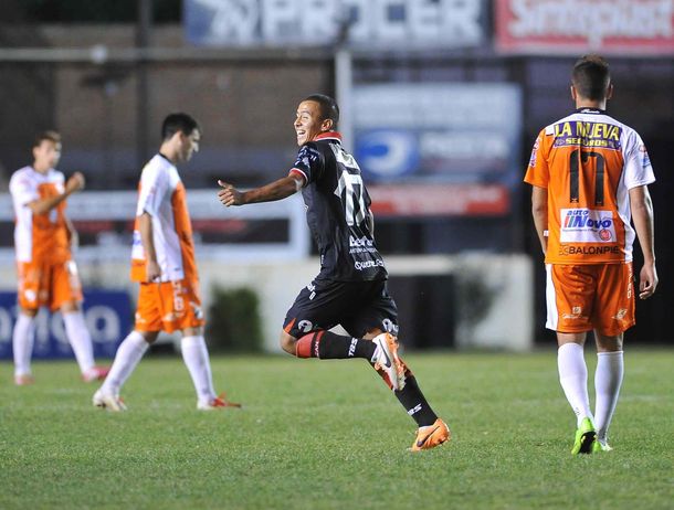 Huracán goleó a All Boys y sigue soñando con el ascenso