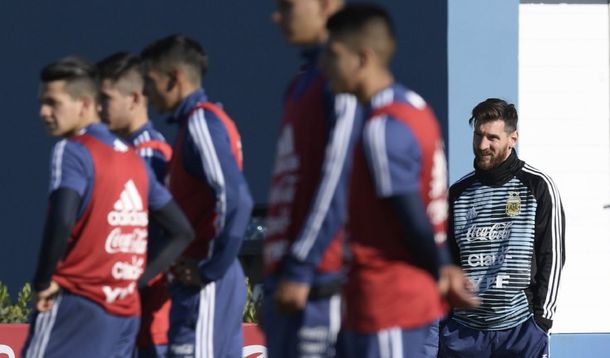 Messi observa el trabajo de los juveniles en su primer día en el predio