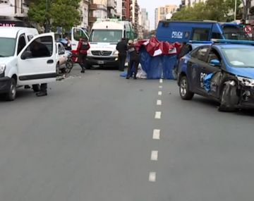 Un choque de dos autos y un patrullero deja un muerto