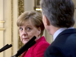 El momento en que la canciller alemana Ángela Merkel mira a Mauricio Macri tras el chiste que le hace el Presidente. El momento en que la canciller alemana Ángela Merkel mira a Mauricio Macri tras el chiste que le hace el Presidente.