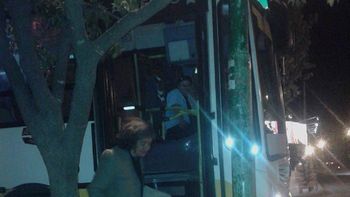 El chofer ayudó a una pasajera a que se bajara y le dio un regalo. El chofer ayudó a una pasajera a que se bajara y le dio un regalo.