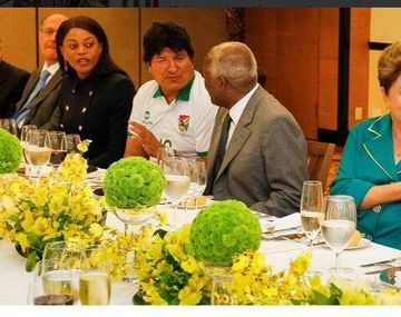 Evo rompió el protocolo y fue al encuentro de presidentes con la camiseta de Bolivia