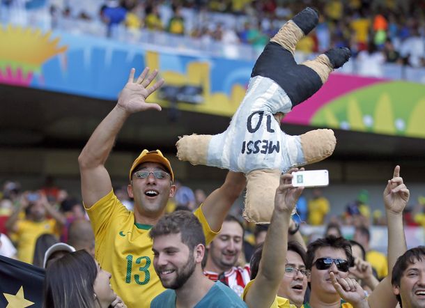 Mirá el muñeco vudú de Messi que hicieron los brasileños en el Mundial