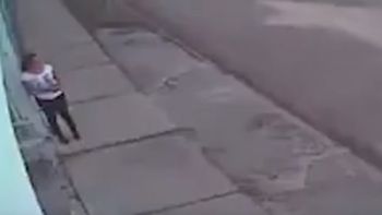 Una mujer se salvó de milagro luego de que le tiraran una granada Una mujer se salvó de milagro luego de que le tiraran una granada