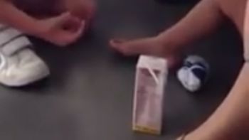 el consuelo de una nena a su hermano el consuelo de una nena a su hermano