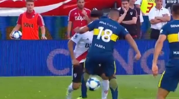 El defensor la pasó mal ante la habilidad del 10