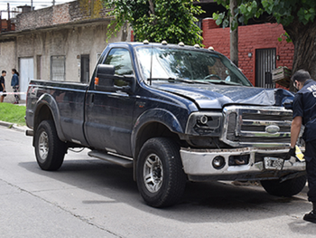 Atropelló y mató a una motociclista, y se fugó: hallaron la camioneta