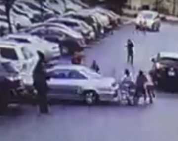 Choca a varias personas y escapa del lugar