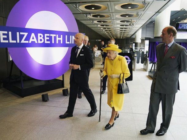 Reino Unido: la reina Isabel II reapareció para inaugurar su línea de subte en Londres