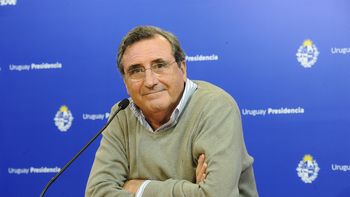 Futuro ministro de Defensa Nacional, Armando Castaingdebat. Futuro ministro de Defensa Nacional, Armando Castaingdebat.