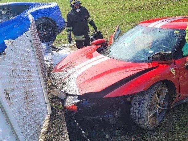 Italia: dos Ferraris se estrellaron contra la pared de una mansión