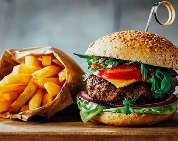 Por favor escupila: el desagradable ingrediente que descubrió un hombre en su hamburguesa