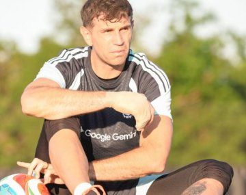 Dibu Martínez, con un vendaje en la primera práctica de la Selección Argentina a días del Mundial 2026.