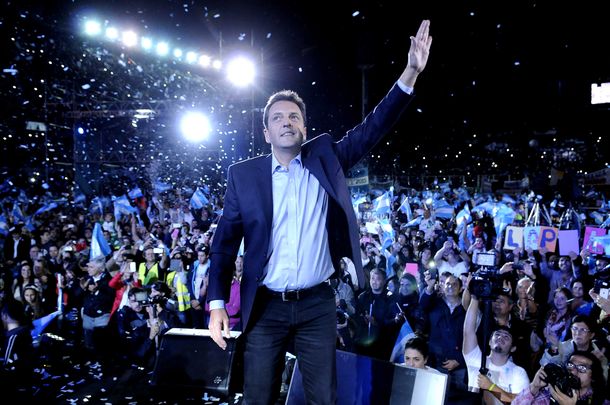 Con críticas al Gobierno y a Scioli, Massa relanzó su precandidatura presidencial