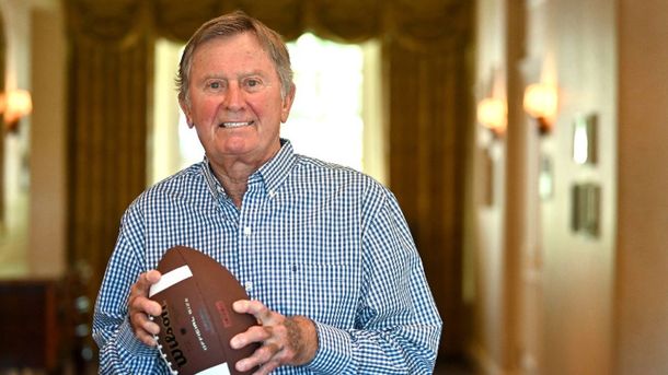 Se estima que el patrimonio de Spurrier ronda los 25 millones de dólares. Se estima que el patrimonio de Spurrier ronda los 25 millones de dólares.