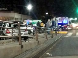 Cruzó con el semáforo en rojo y chocó