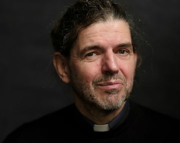 Pierre Valkering reconoció en plena misa que es homosexual y que rompió el celibato