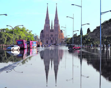 Alarma en la Basílica por la fuerte crecida del río Luján